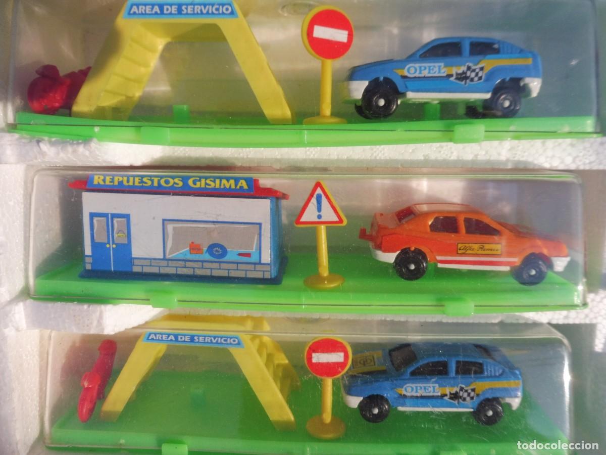 Coches a escala: Expositor completo game movil con 12 coches en urna con complementos - Foto 13