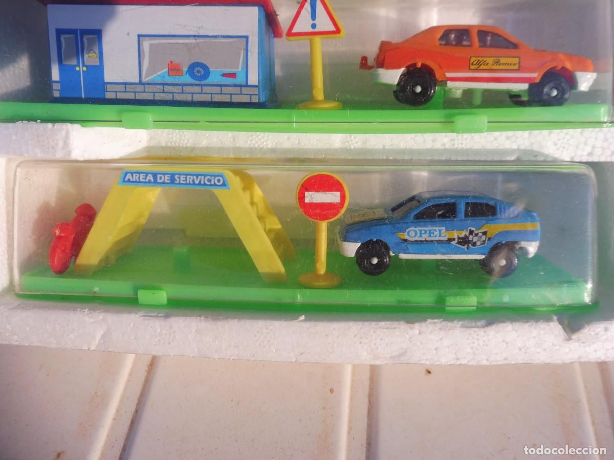 Coches a escala: Expositor completo game movil con 12 coches en urna con complementos - Foto 14