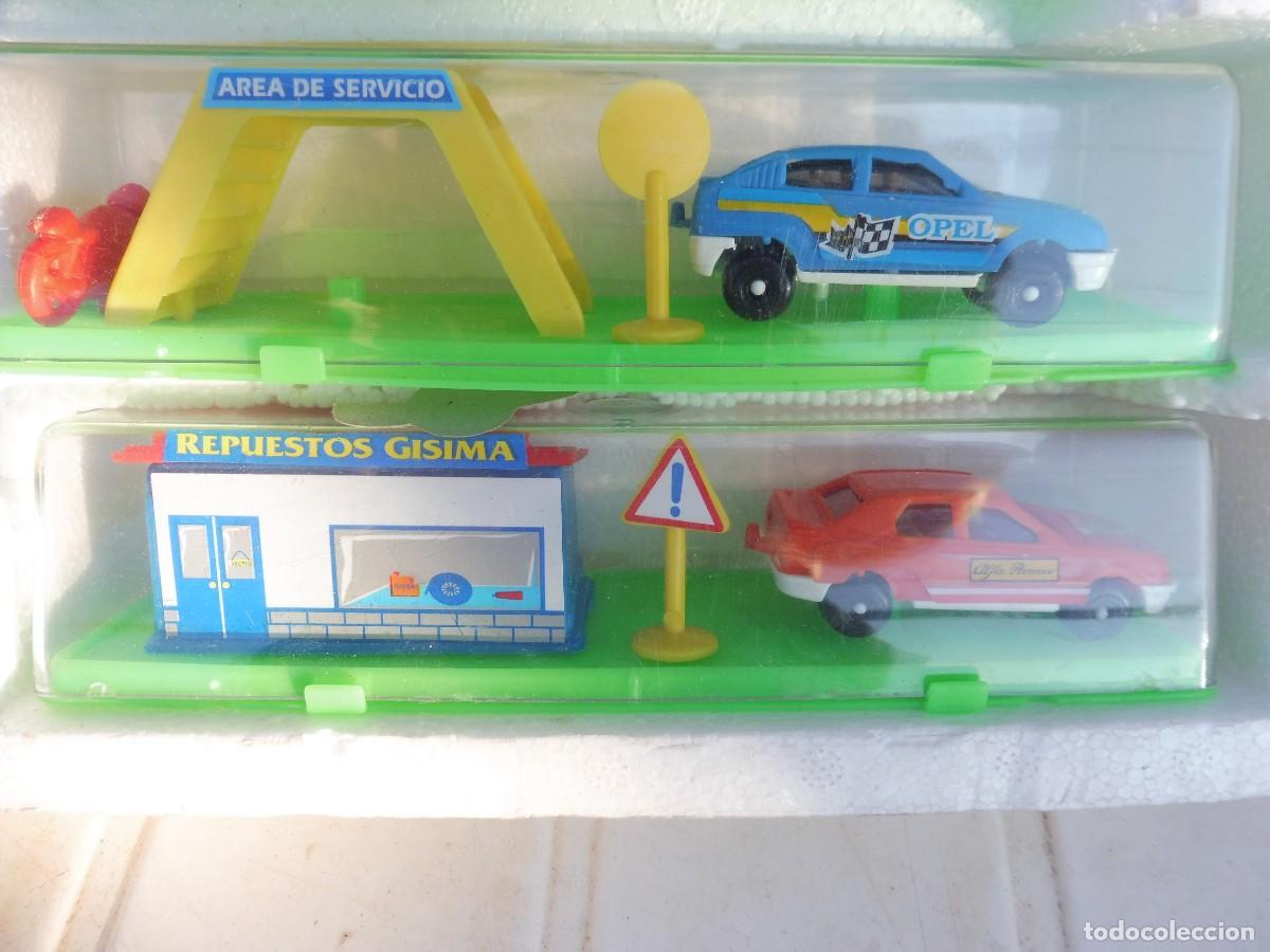 Coches a escala: Expositor completo game movil con 12 coches en urna con complementos - Foto 15