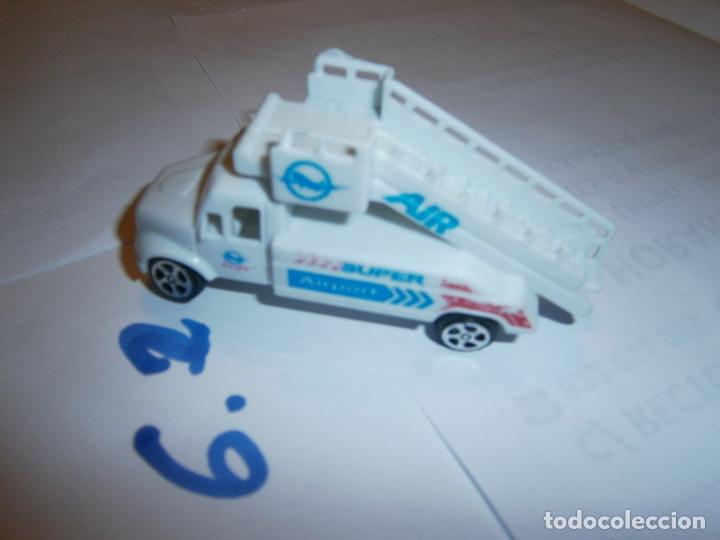 Model Cars: VEHICULO CON ESCALERAS AEROPUERTO