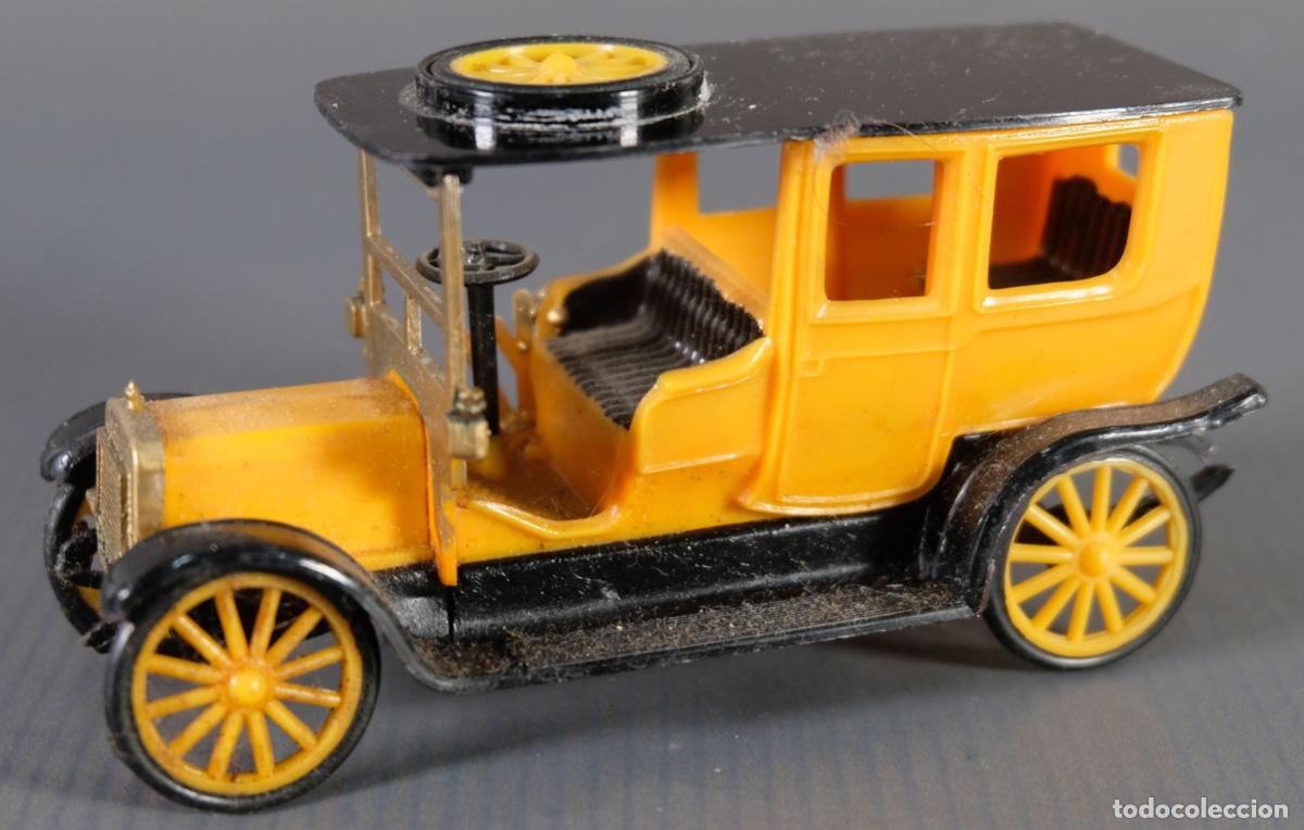 Coches a escala: R&eacute;plica coche de &eacute;poca en pl&aacute;stico - Foto 2
