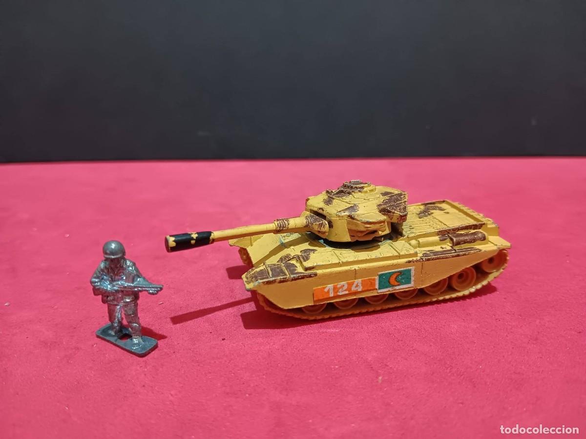 Coches a escala: antiguo tanque militar centurion con su soldado de guisval vintage