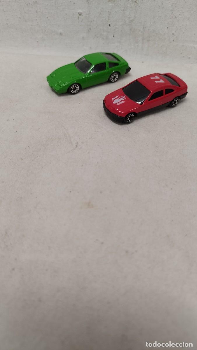 Model Cars: Pareja de coches de metal con la parte de abajo de plastico