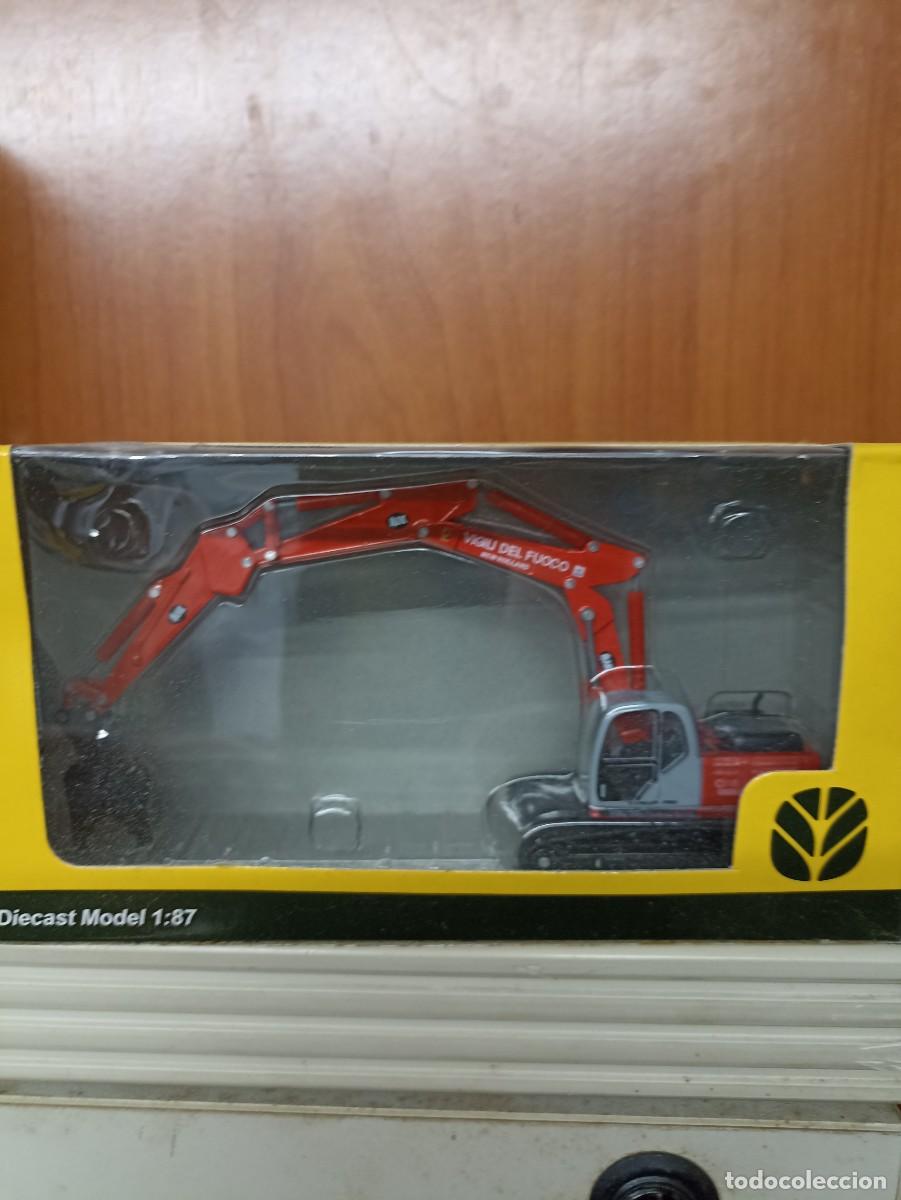 Voitures &agrave; l'&eacute;chelle: MAQUINARIA OBRAS 1/87 NEW HOLLAND E245B HOBBY WORK