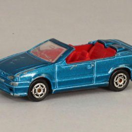 Renault 19 Cabriolet Majorette nº 225 color azul interior rojo 1/55