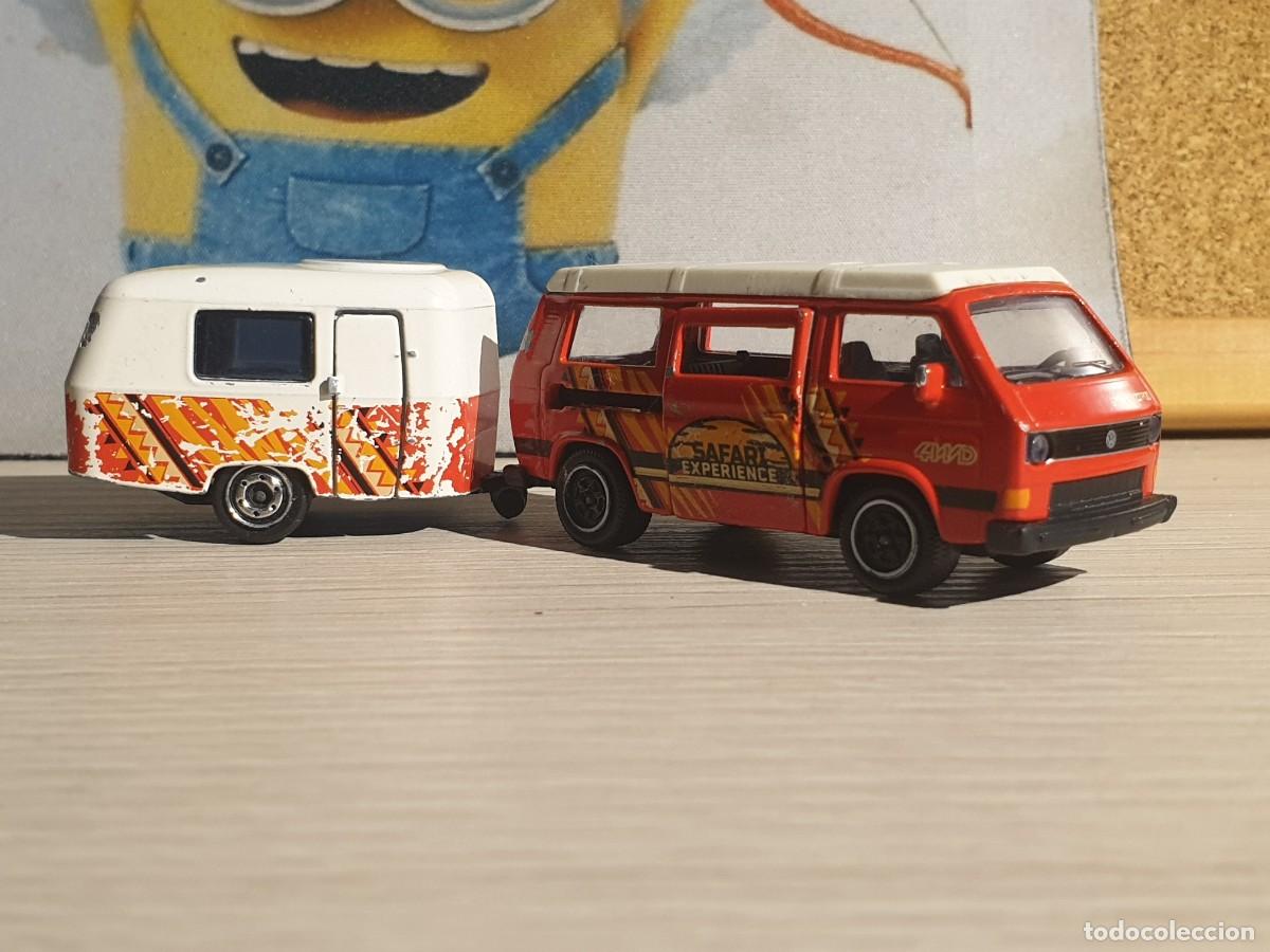 Coches a escala: VW Transporter T3 + Caravana. Escala 1:60 aprox. Fabricante Majorette Ref. 243G +R13A