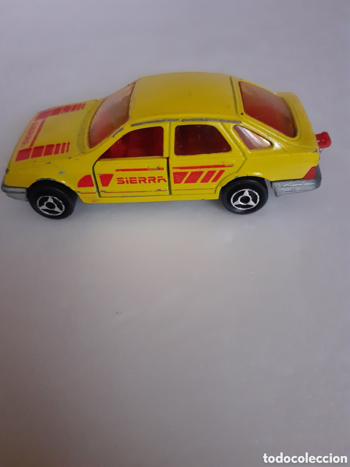 Coches a escala: MAJORETTE FORD SIERRA AMARILLO CHASIS METAL - Foto 3