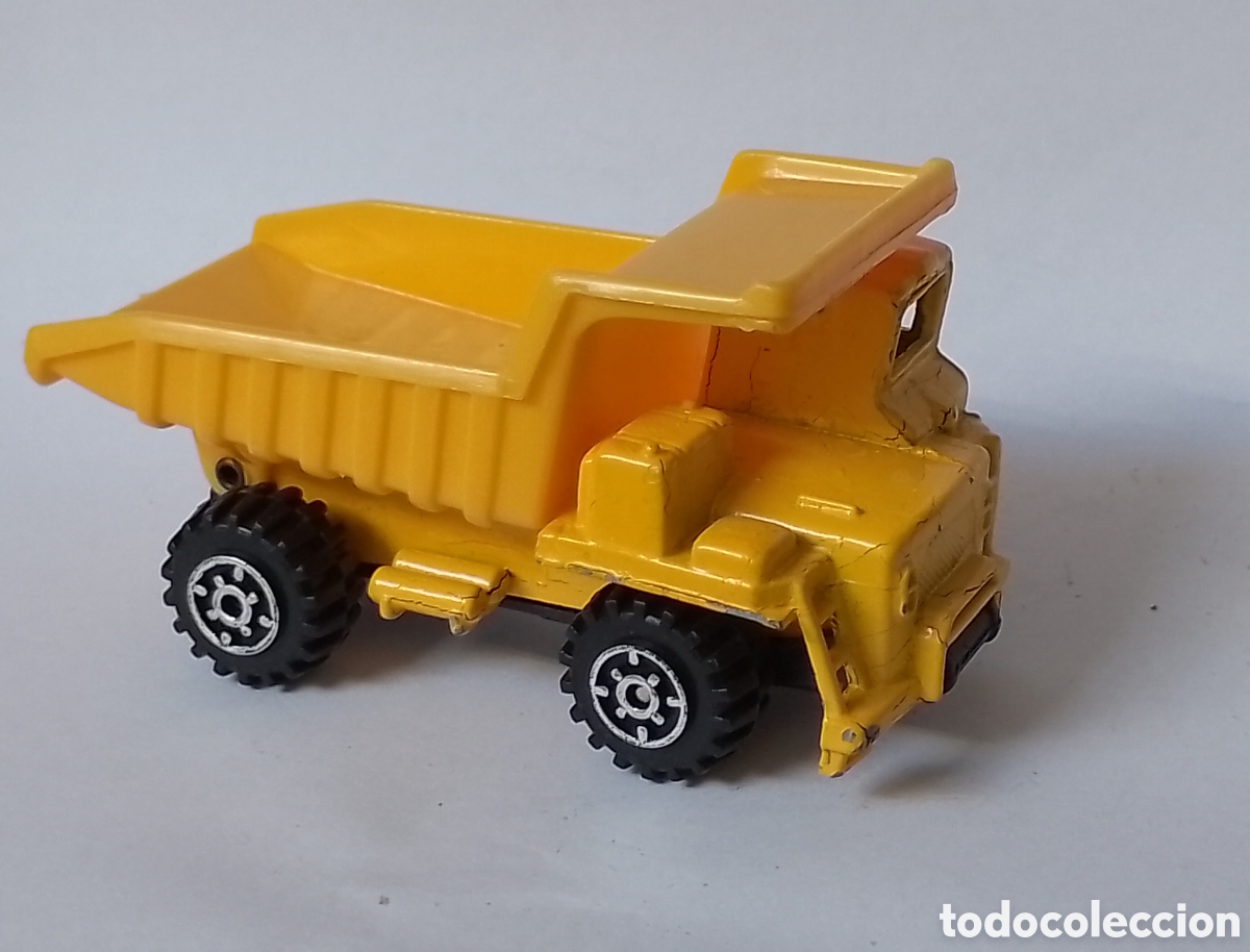 Coches a escala: CAMI&Oacute;N DE JUGUETE. VOLQUETE. Escala 1:64 APROX. Guisval.