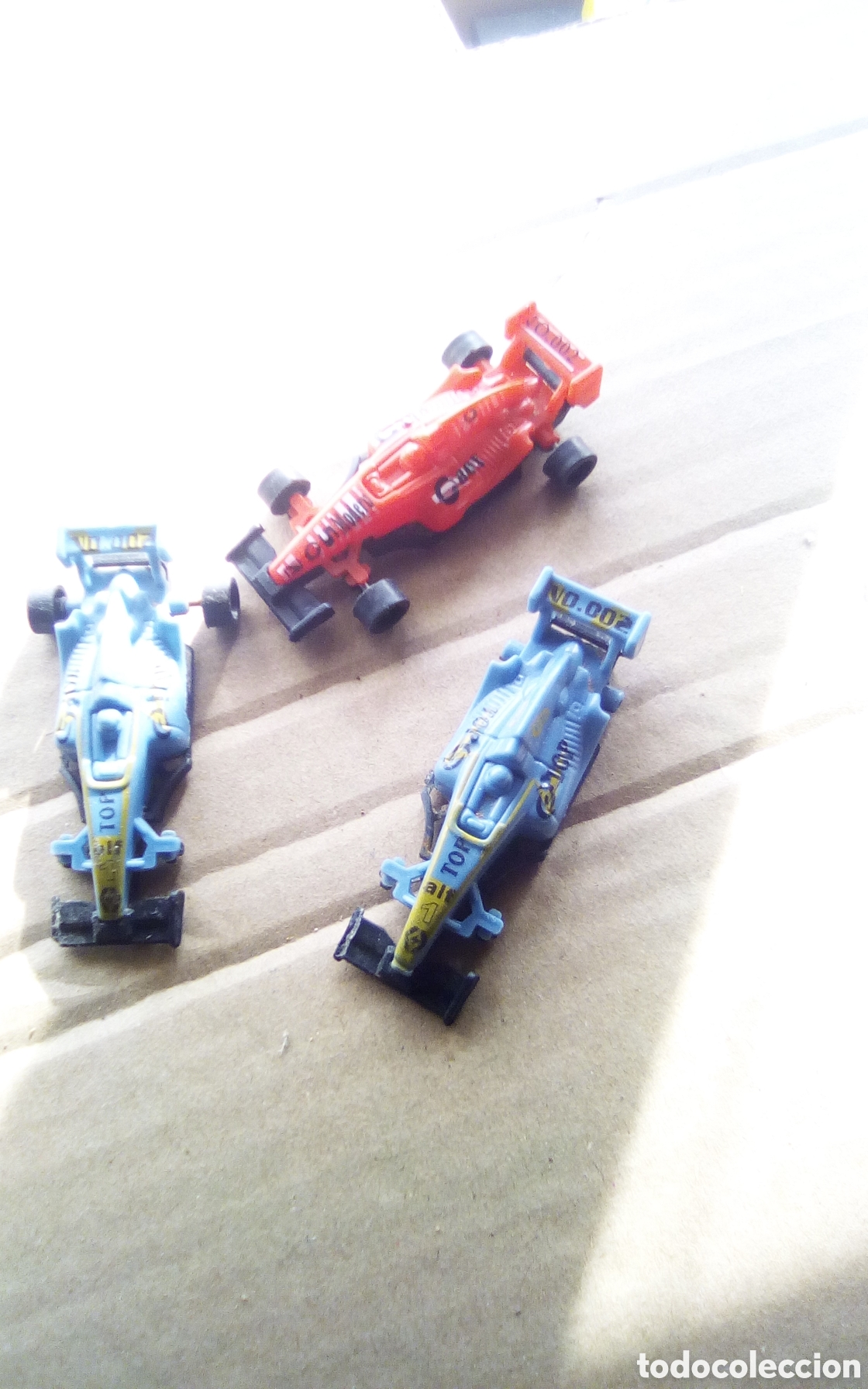 Coches a escala: 3 Coches de formula 1, en pl&aacute;stico, china. Miden 7 cm., faltan ruedas, para tus maquetas Scalextric.