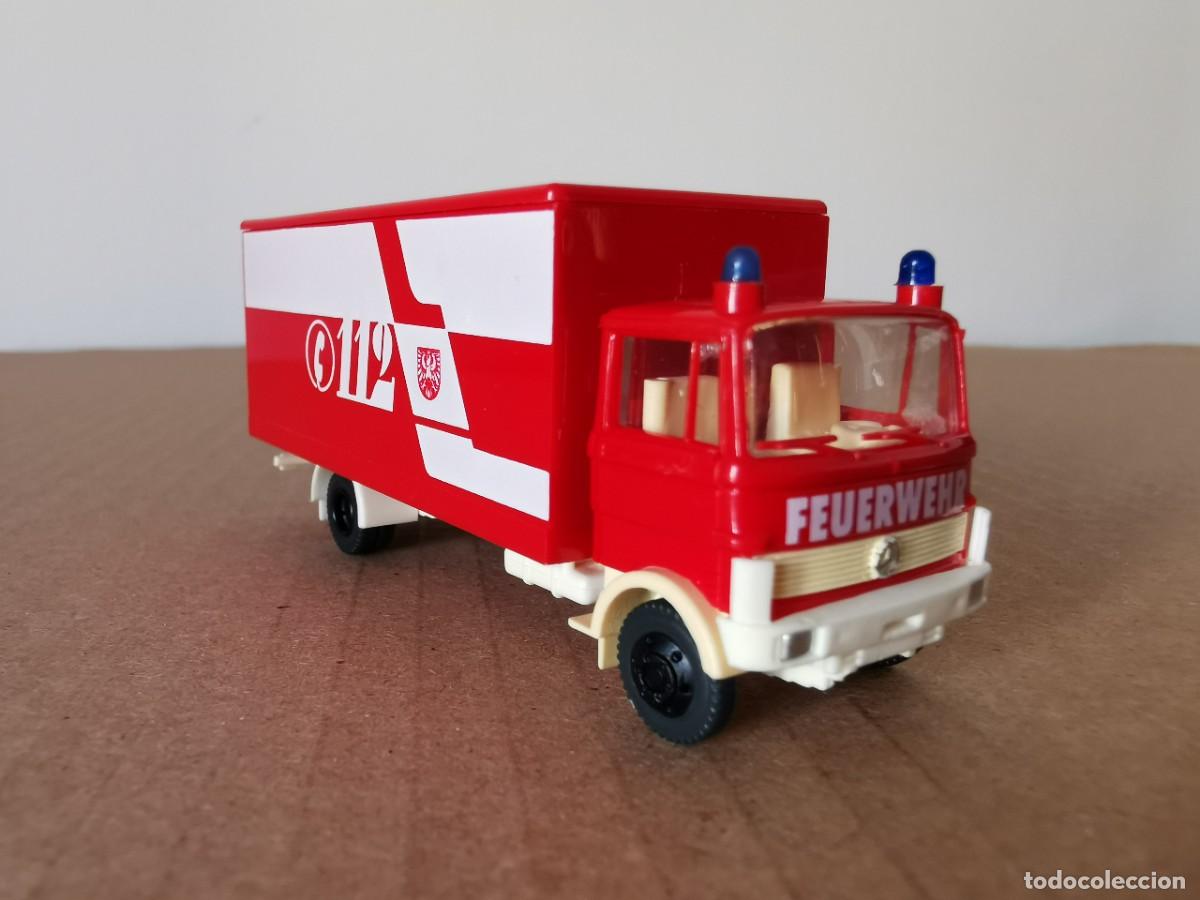 Coches a escala: Cami&oacute;n Mercedes Bomberos FEUERWEHR Pralin&eacute; 1/87