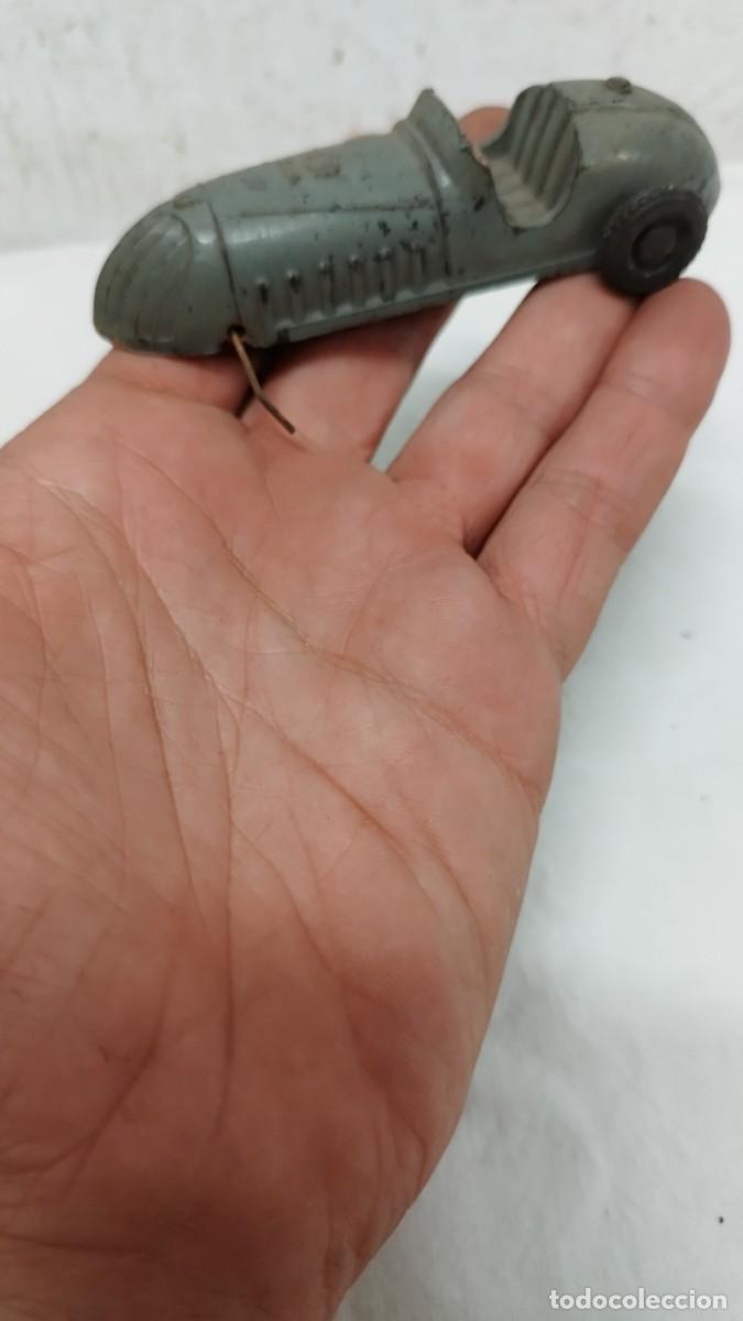 Coches a escala: Antiguo coche,juguete de pl&aacute;stico.Con n&uacute;mero marcado 61, a identificar.