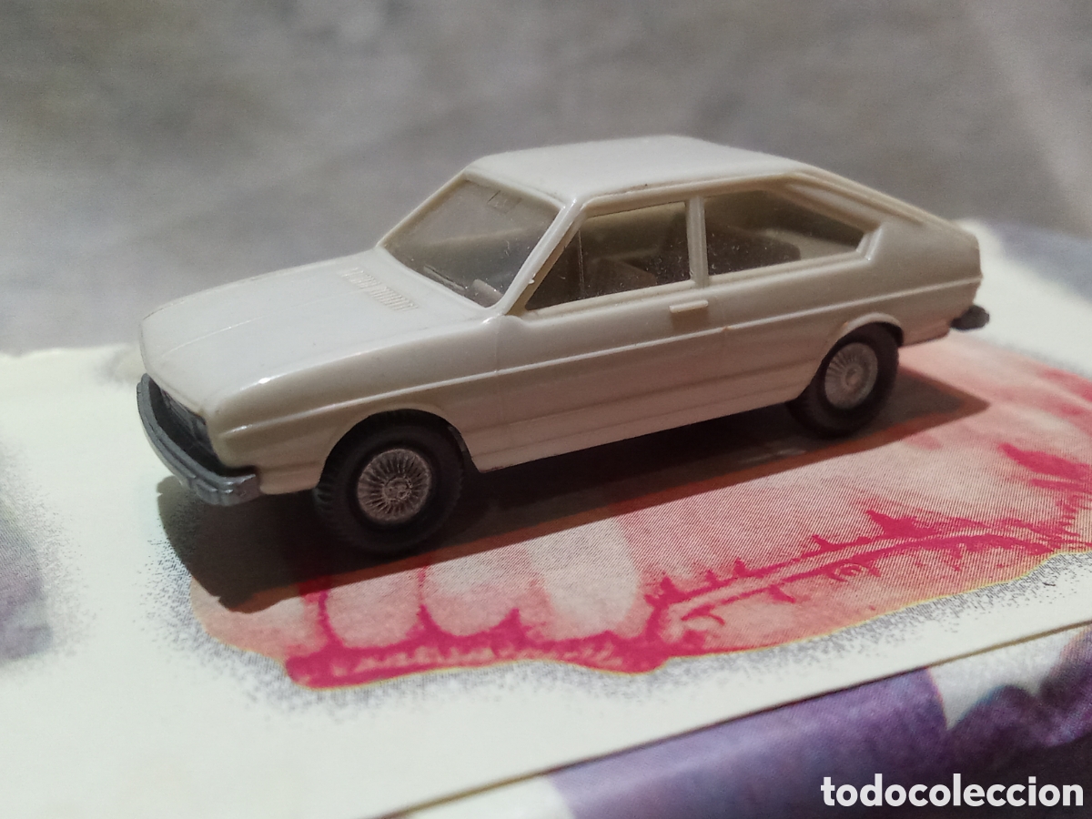 Coches a escala: VW PASSAT GRIS DE WIKING - Foto 1