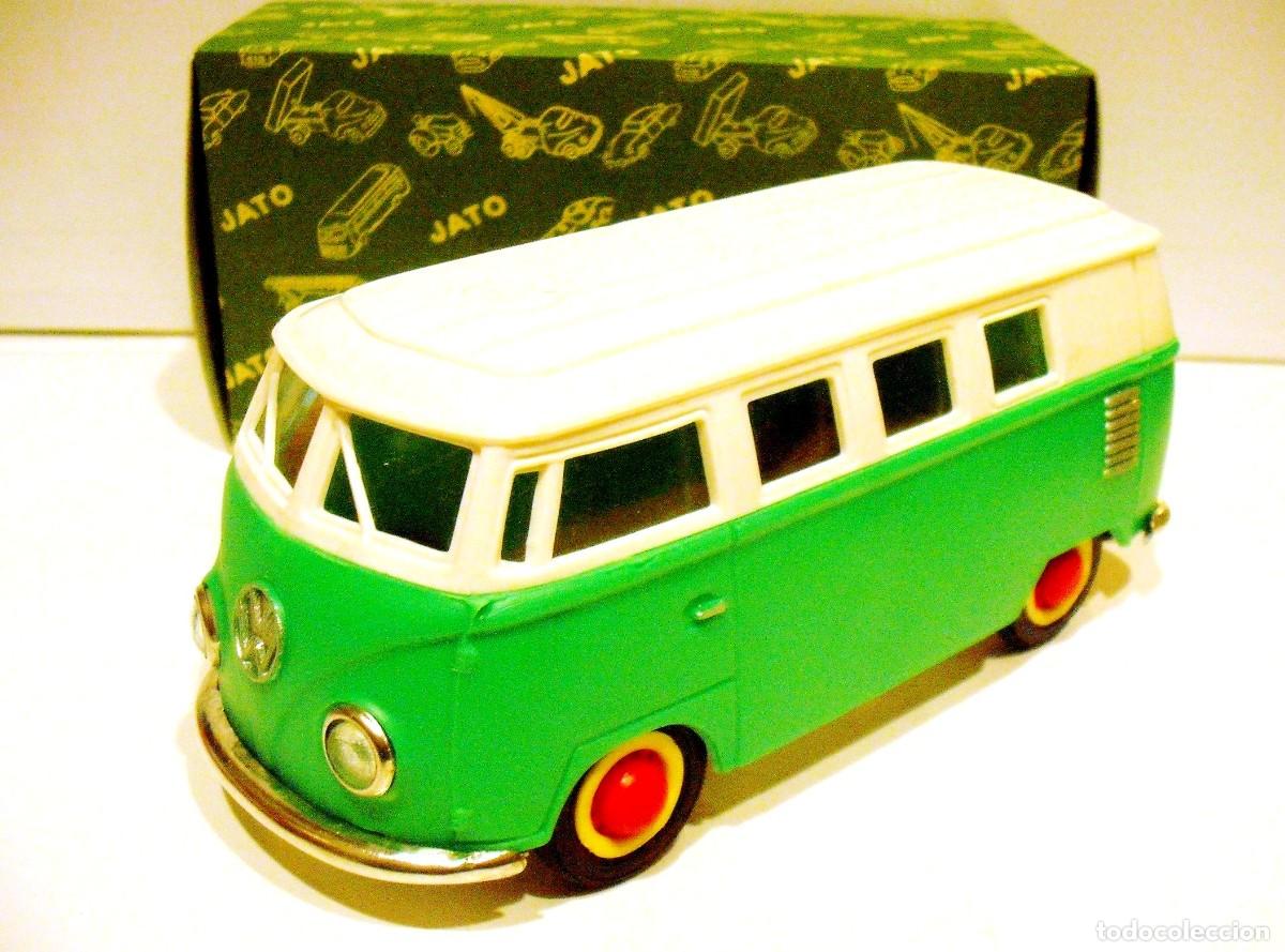 Coches a escala: VOLKSWAGEN T1 Kombi de hojalata e pl&aacute;stico - anos 70 - Original - JATO