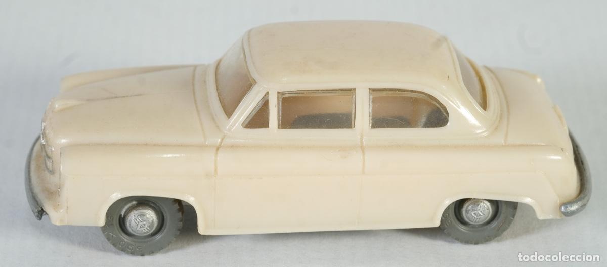 Coches a escala: Coche de pl&aacute;stico Borgward Hansa 1500 marca Siku - Foto 1