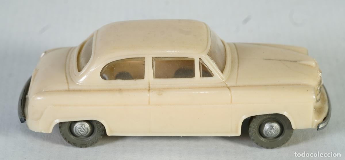 Coches a escala: Coche de pl&aacute;stico Borgward Hansa 1500 marca Siku - Foto 3