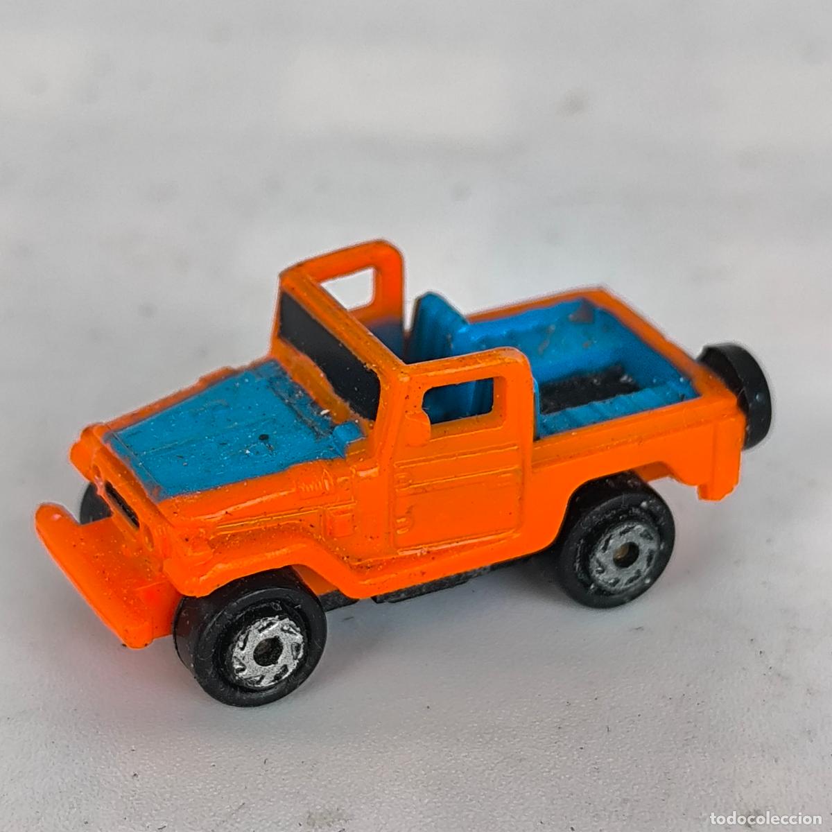 Coches a escala: Galoob Micro Machines Toyota Land Cruiser naranja y azul 1986