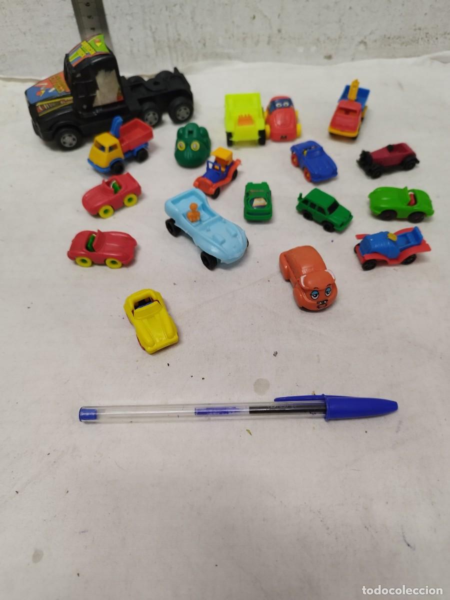 Auto in scala: Lote de 17 antiguos coches de juguete, peque&ntilde;os.