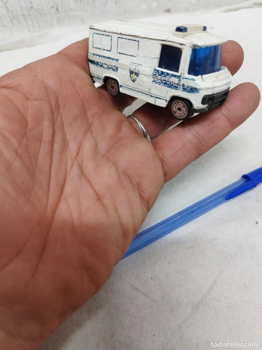 Coches a escala: Antiguo coche, furg&oacute;n de polic&iacute;a met&aacute;lico de juguete, Mercedes Benz. Guisval Espa&ntilde;a.