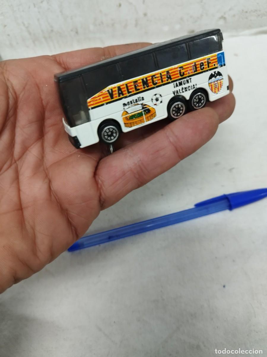 Coches a escala: Antiguo coche, autob&uacute;s met&aacute;lico de juguete, del f&uacute;tbol club valencia, Guisval Espa&ntilde;a.