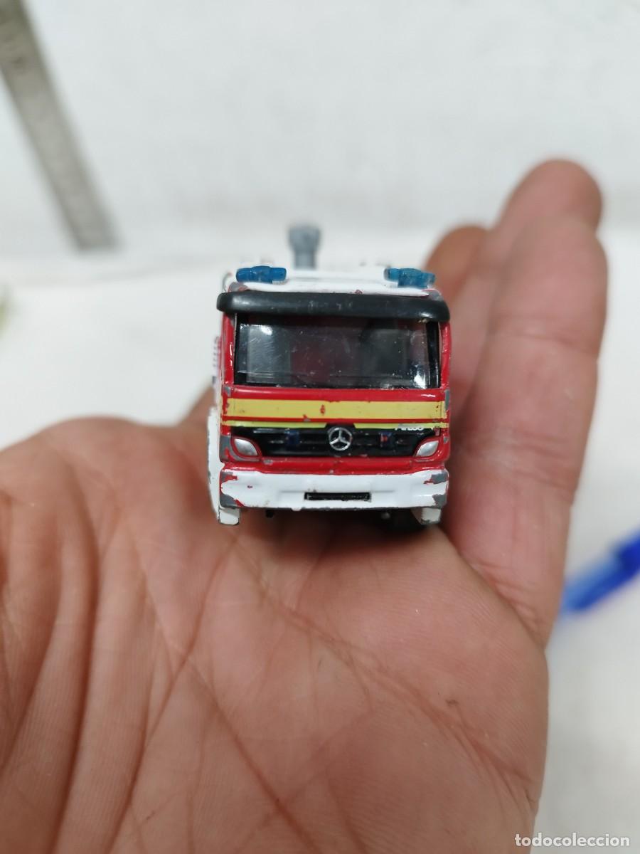Coches a escala: Antiguo coche, cami&oacute;n de bomberos met&aacute;lico de juguete, marca siko,falta un neum&aacute;tico.