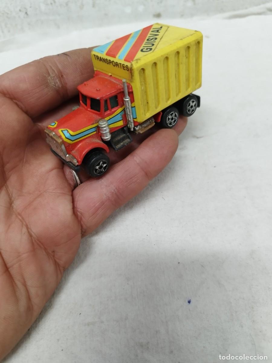 Coches a escala: Antiguo coche, camion met&aacute;lico de juguete, marca guisval.