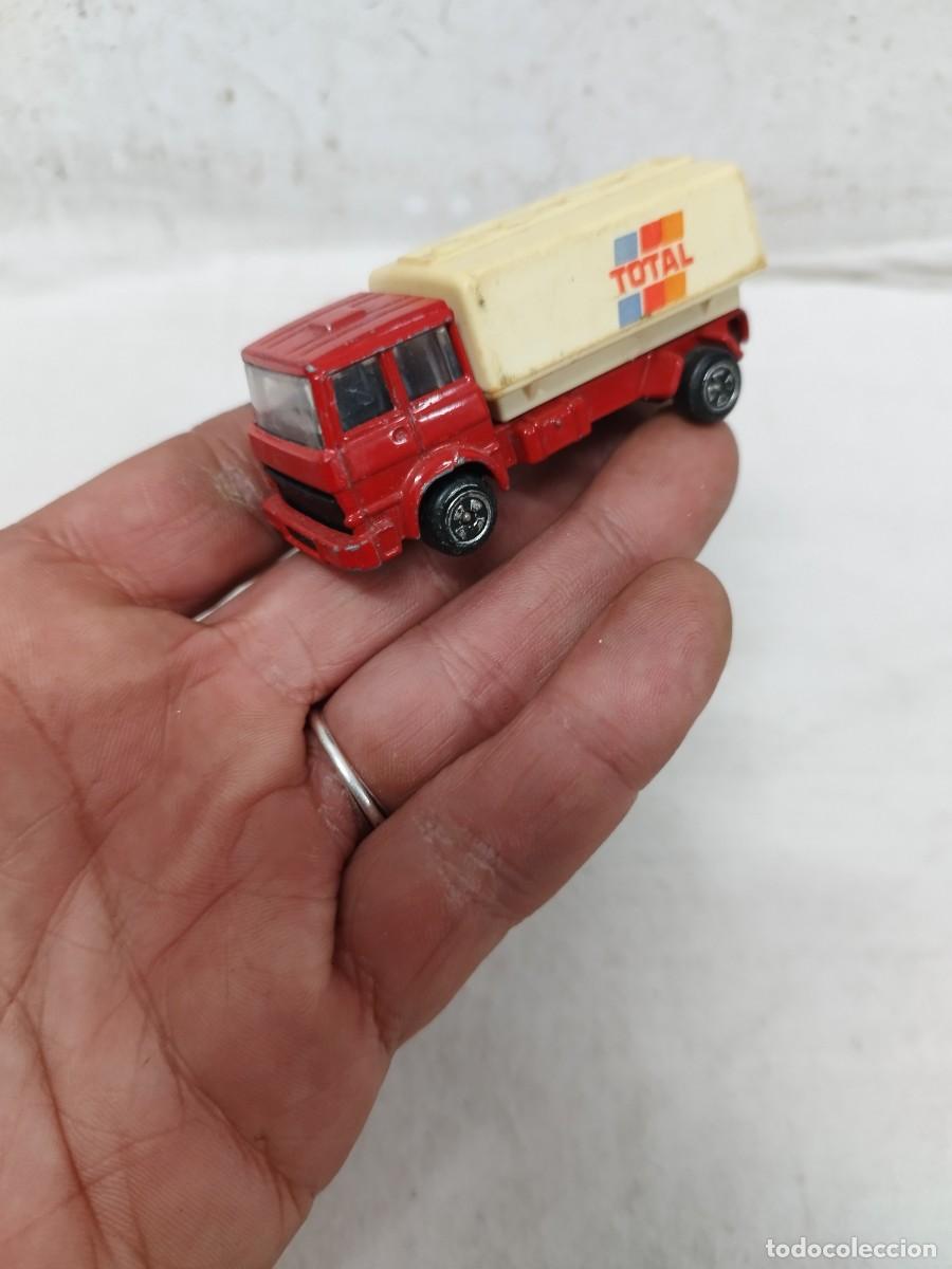 Auto in scala: Antiguo coche, camion met&aacute;lico de juguete, marca Corgi made in St. britain. Total publicidad combust