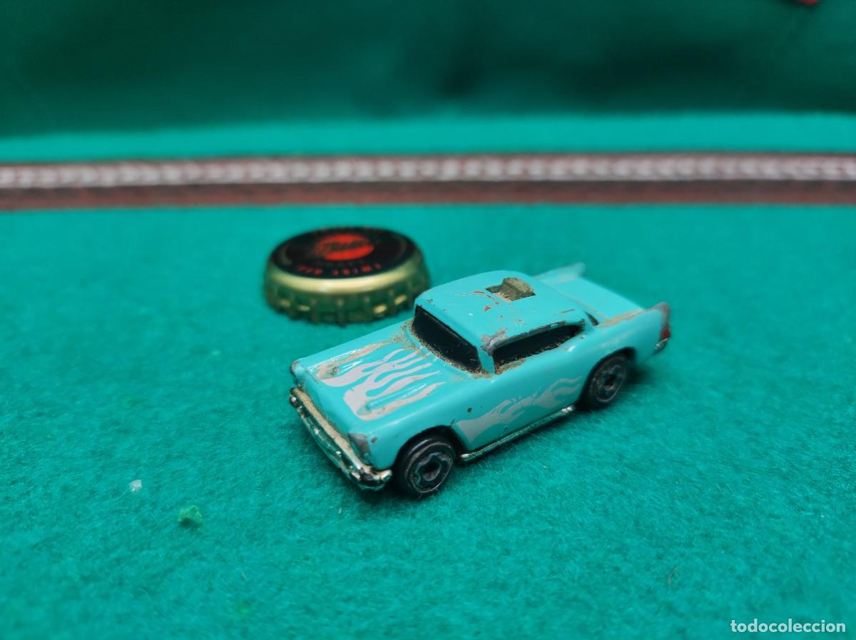 Auto in scala: Raro coche enano, estilo Chevy 57. Desconozco marca u origen. Bot&oacute;n parte superior, orificio abajo