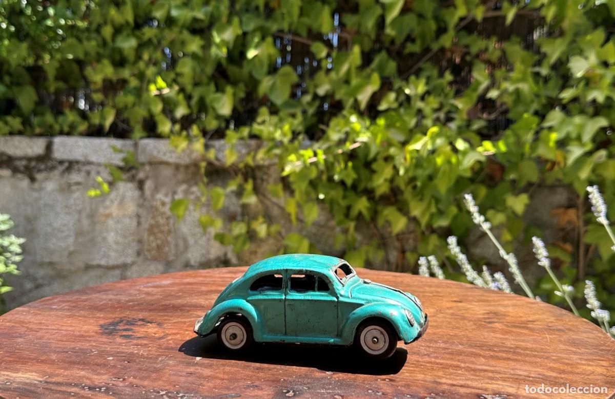 Coches a escala: ANTIGUO COCHE JUGUETE VOLKSWAGEN BEETLE / VOCHO 1955 - RARO CON MECANISMO MANUAL