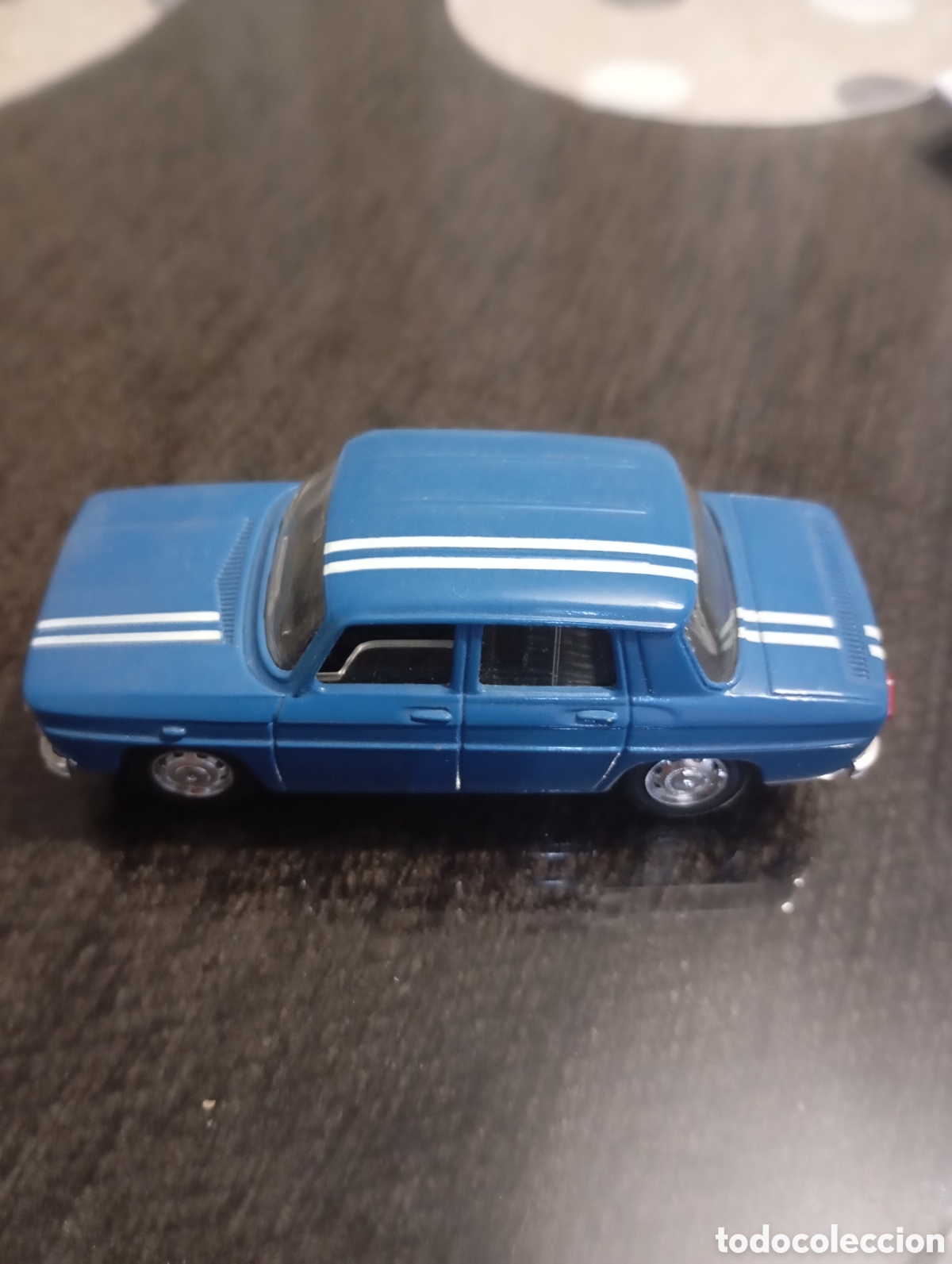 Coches a escala: Renault 8 azul del a&ntilde;o 1998, escala 1:43