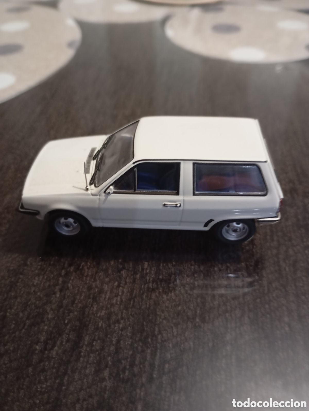 Coches a escala: Volkswagen Polo blanco del a&ntilde;o 1982, escala 1:43