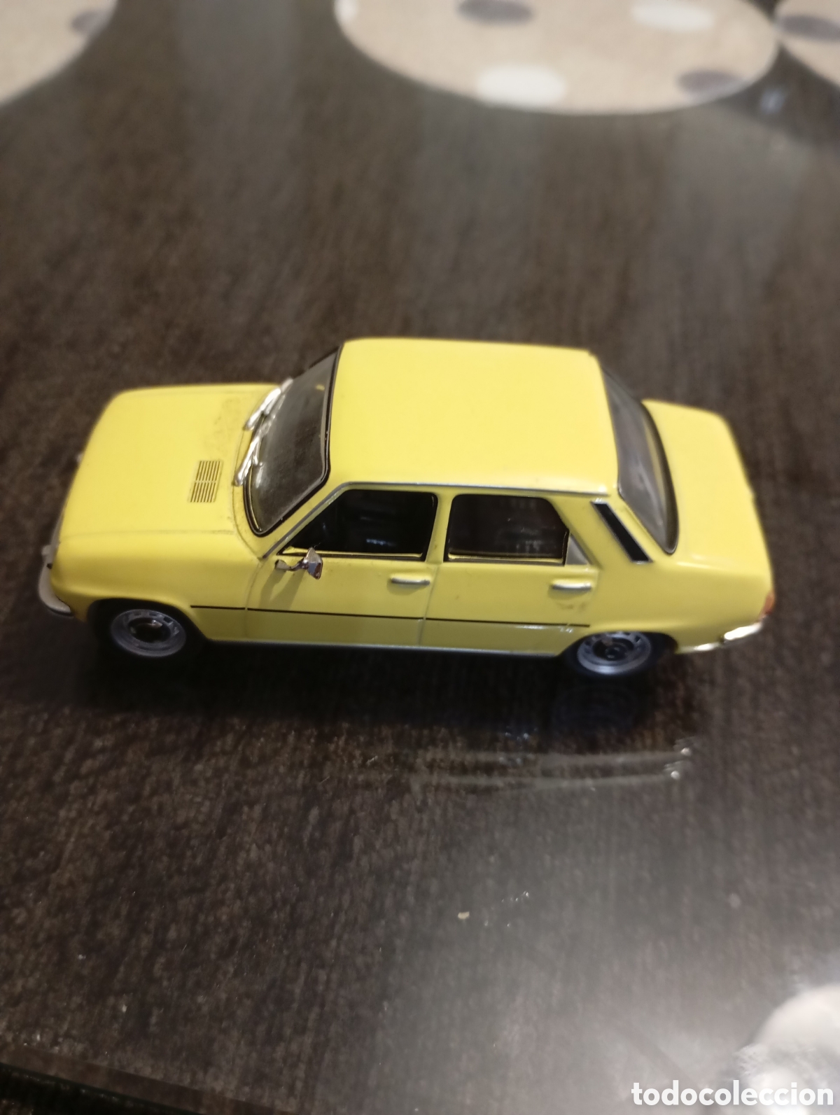 Coches a escala: Renault 7 TL de color amarillo del a&ntilde;o 1975, escala 1:43