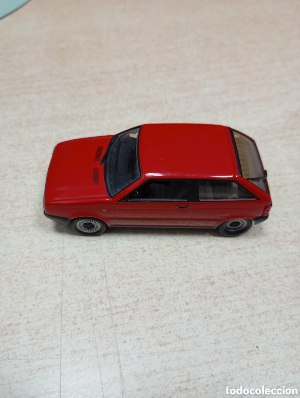 Coches a escala: Seat Ibiza color rojo a&ntilde;o 1984, escala 1:43