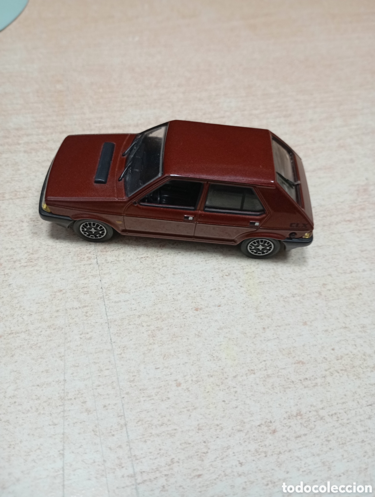 Coches a escala: Seat Ronda CLX del a&ntilde;o 1982 en color marr&oacute;n rojizo, escala 1:43