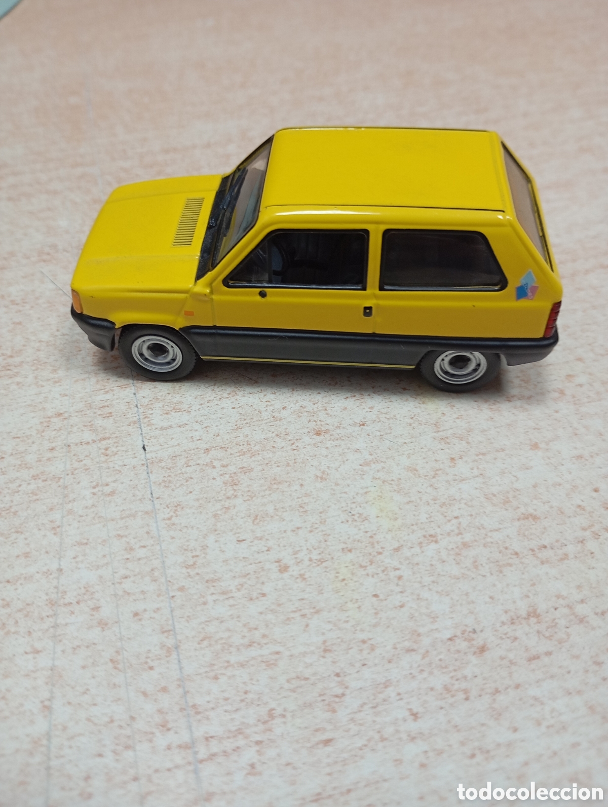 Coches a escala: Seat Marbella del a&ntilde;o 1987, en color amarillo, escala 1:43