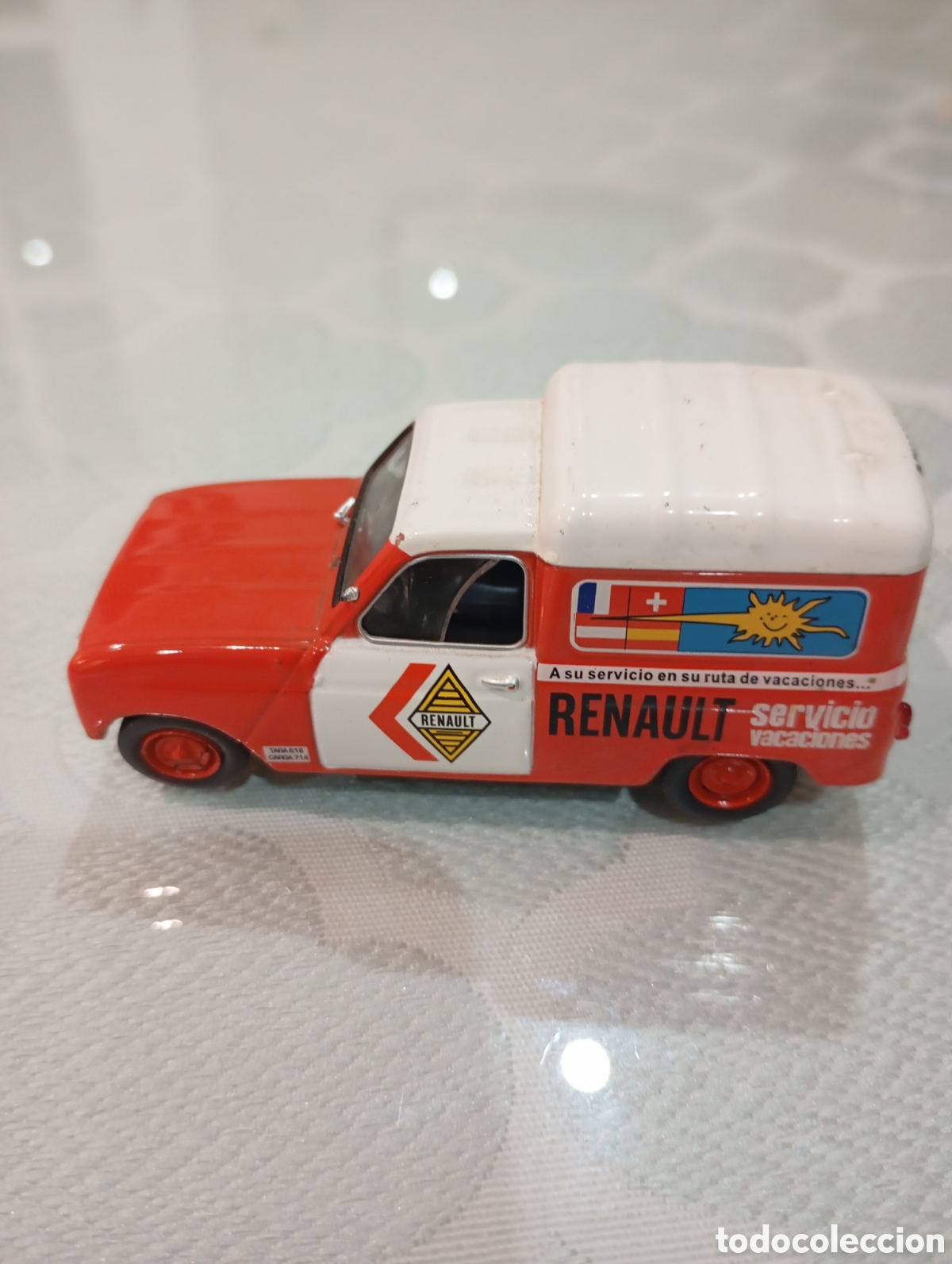 Coches a escala: Renault 4 F de asistencia en carretera, en color rojo y blanco, escala 1:43