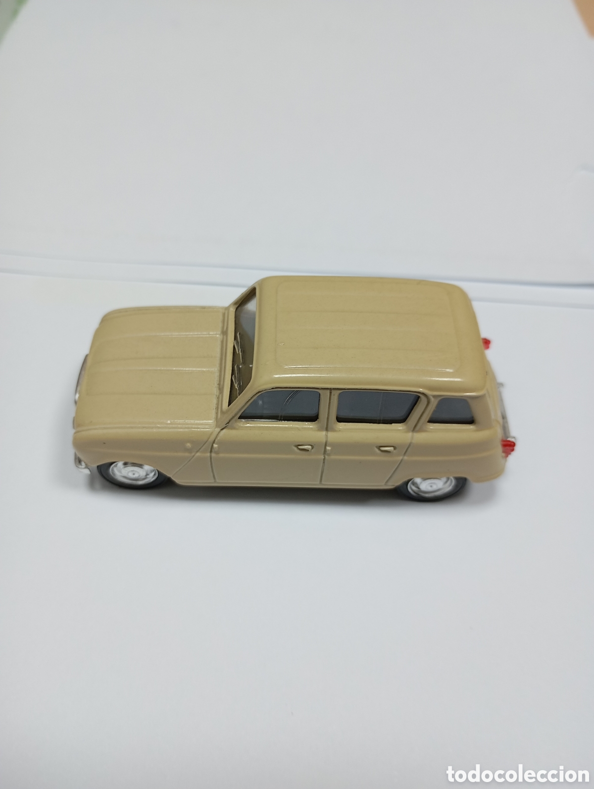Coches a escala: Renault 4 L en color crema-blanco, del a&ntilde;o 1864, escala 1:43
