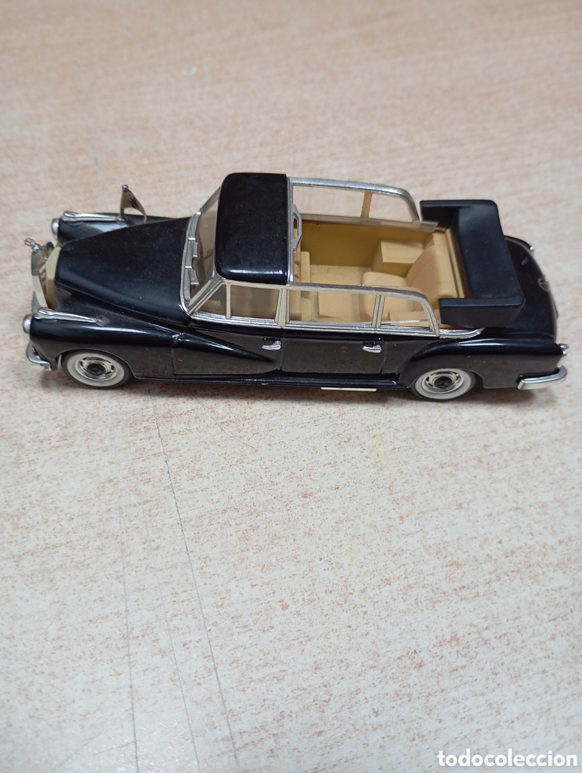 Coches a escala: Mercedes Benz 3000 D Limusina del a&ntilde;o 1960, color negro, de 13 cm de longitud, escala 1:43