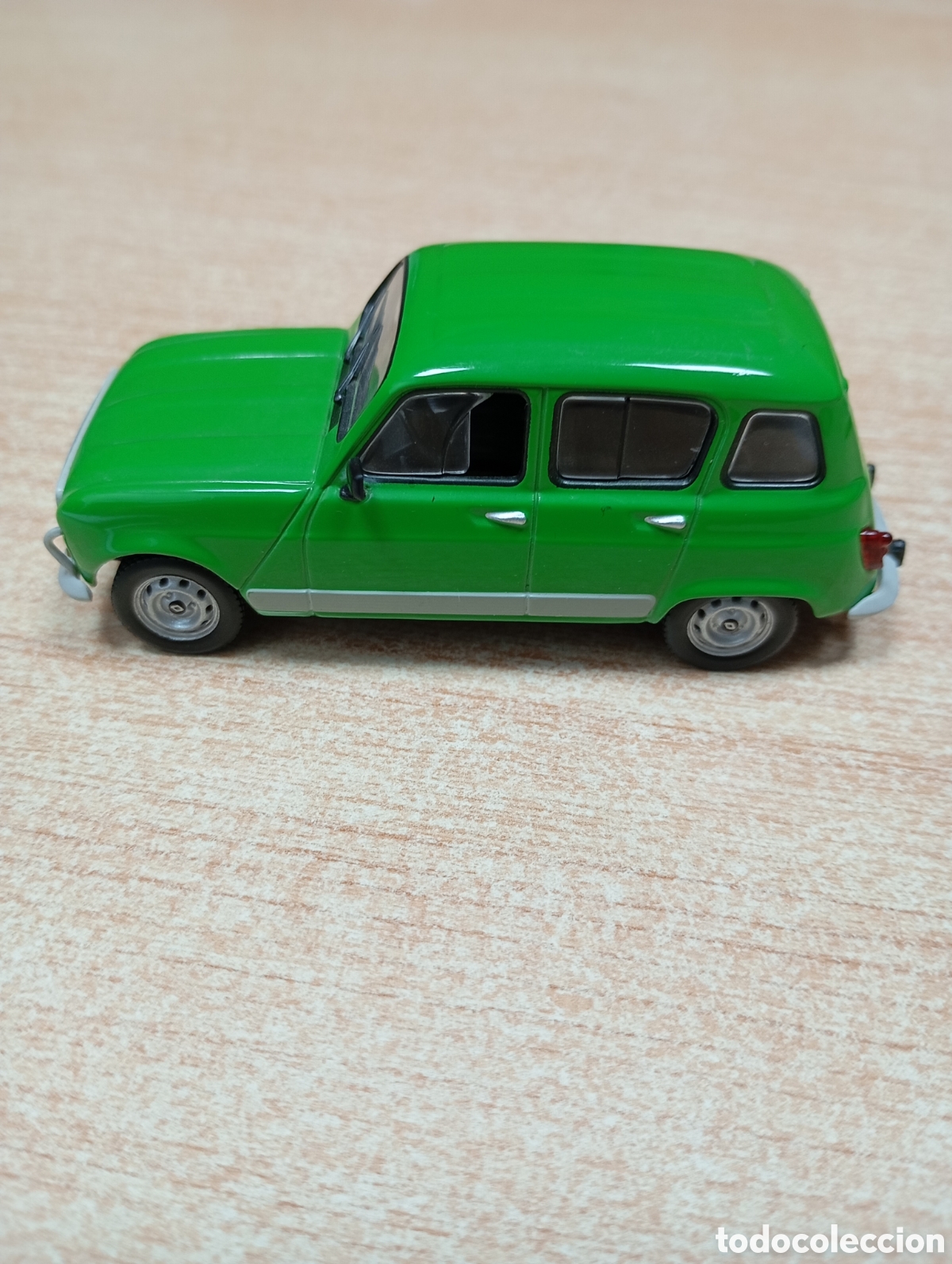 Coches a escala: Renault 4 GTL, del a&ntilde;o 1989, color verde oliva, escala 1:43