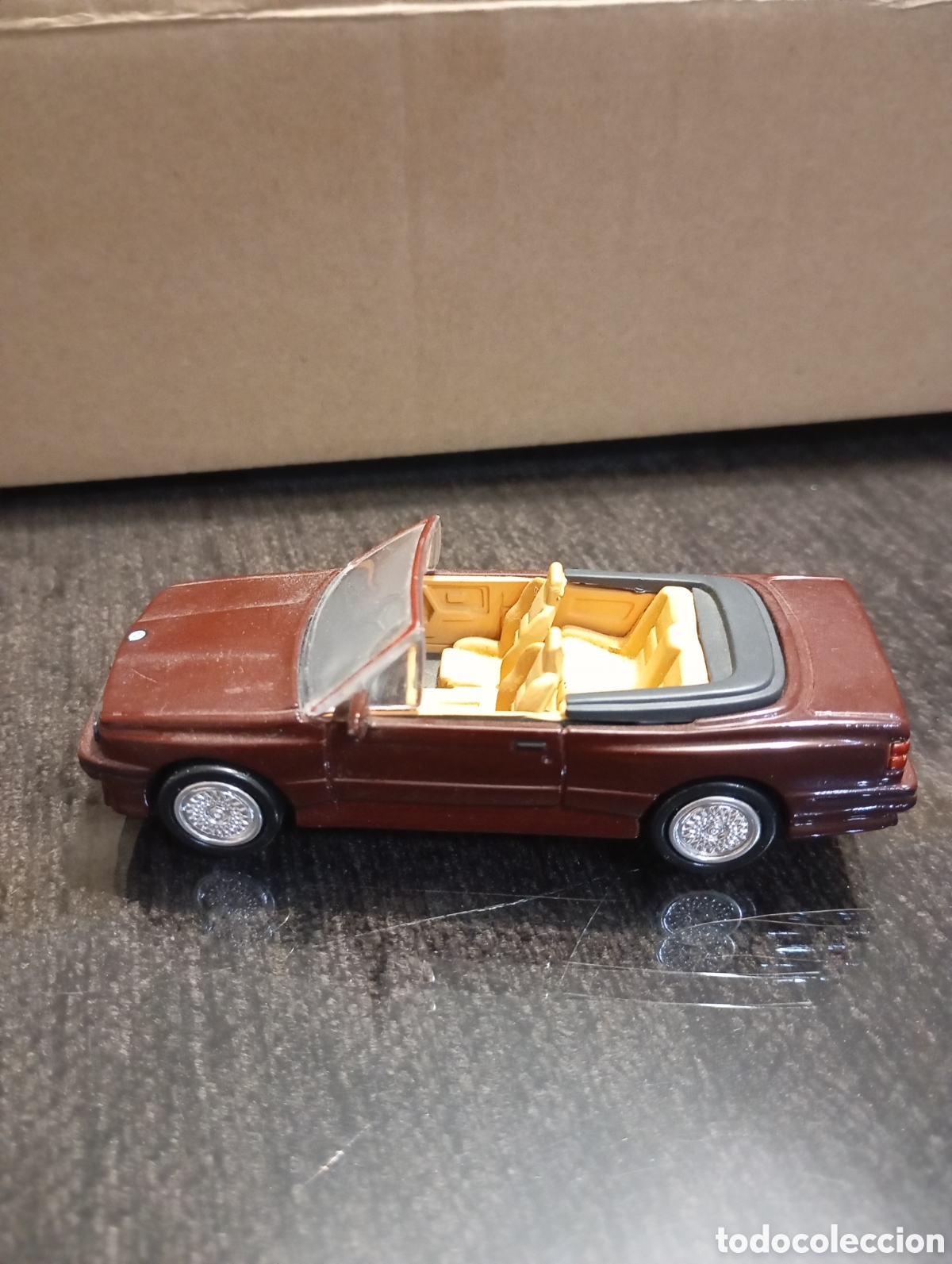 Coches a escala: BMW M3 Cabrio, color burdeos, del a&ntilde;o 1988, escala 1:43