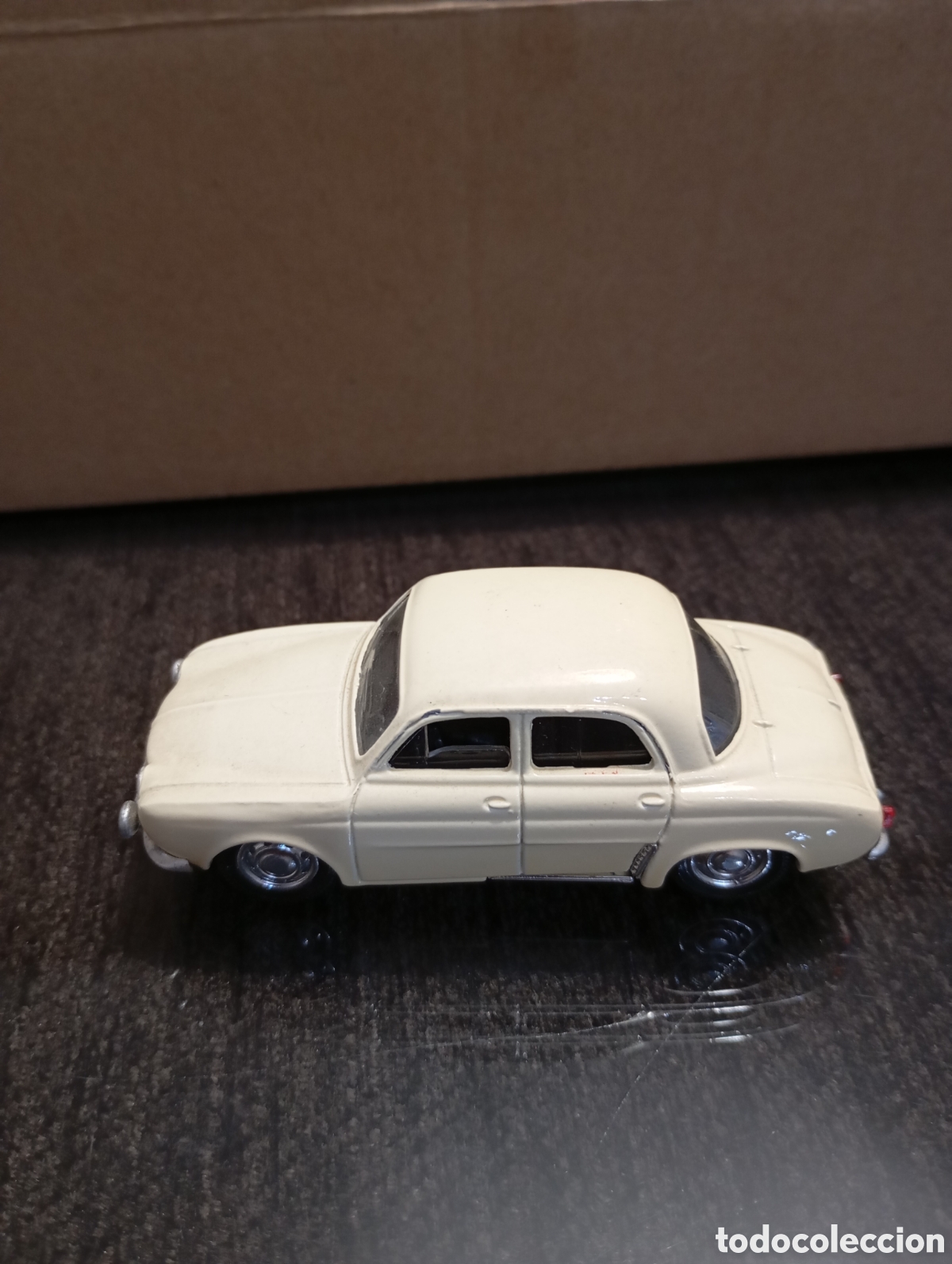 Coches a escala: Renault Dauphine de color blanco del a&ntilde;o 1956, escala 1:43