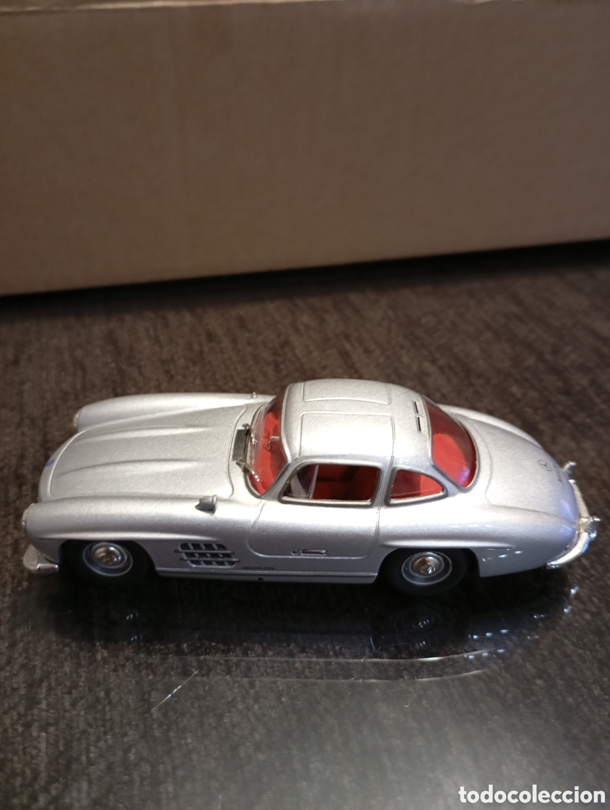Coches a escala: Mercedes 300 SL de color gris del a&ntilde;o 1954, escala 1:43