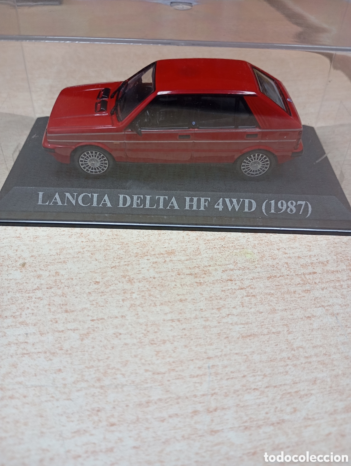 Coches a escala: Lancia Delta HF 4 WD, con su caja, en color rojo, del a&ntilde;o 1987, con matr&iacute;cula Valencia, escala 1:43
