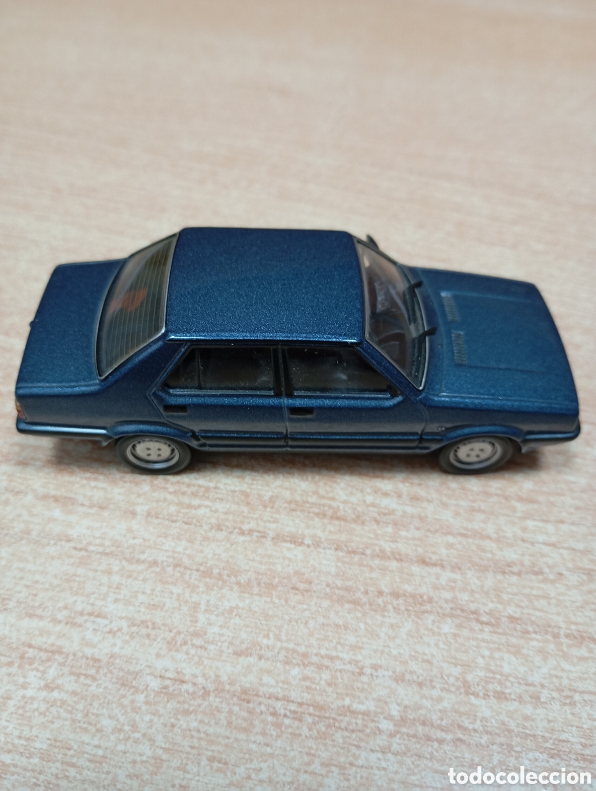 Coches a escala: Seat M&aacute;laga 1,5 GLX, color azul metalizado, con matr&iacute;cula de M&aacute;laga, verde metalizado, escala 1:43