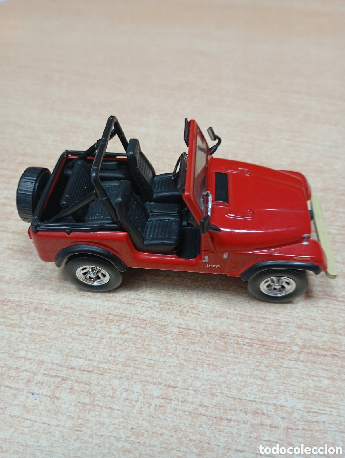 Coches a escala: Jeep CJ-7, con matr&iacute;cula de Huelva, en color rojo, del a&ntilde;o 1982, escala 1:43