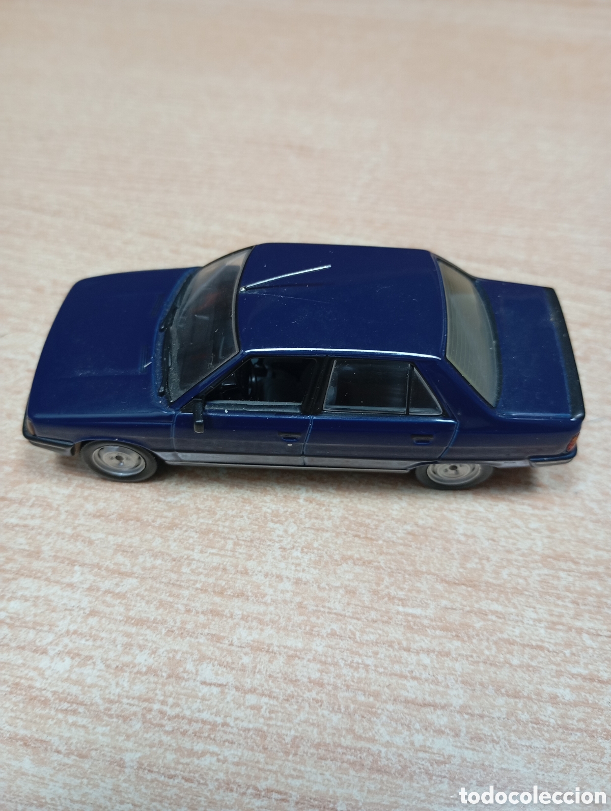Coches a escala: Renault 9 GTL, azul marino, con matr&iacute;cula de Badajoz, a&ntilde;o 1985, escala 1:43