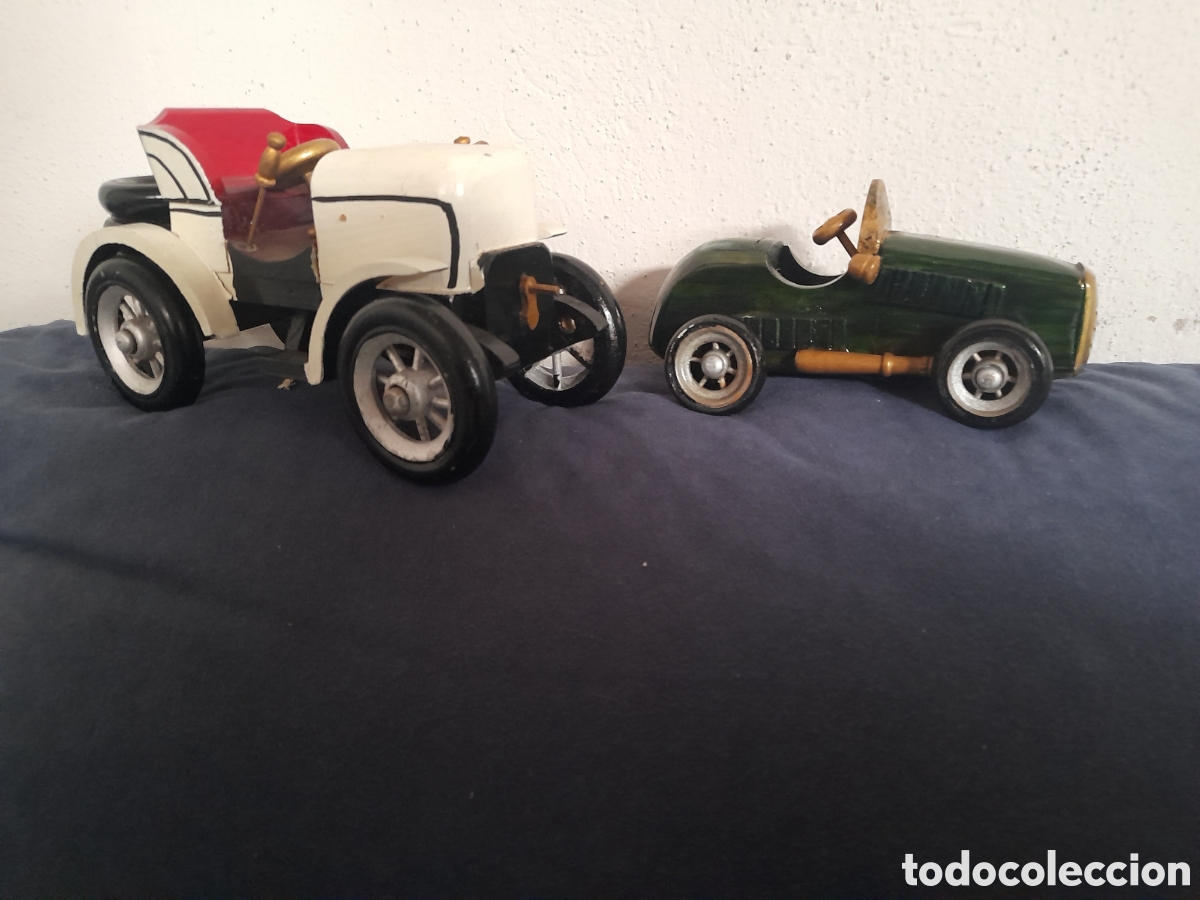 Modellautos: Dos bonitos coches de madera. Miden 20 y 15 cm de largo
