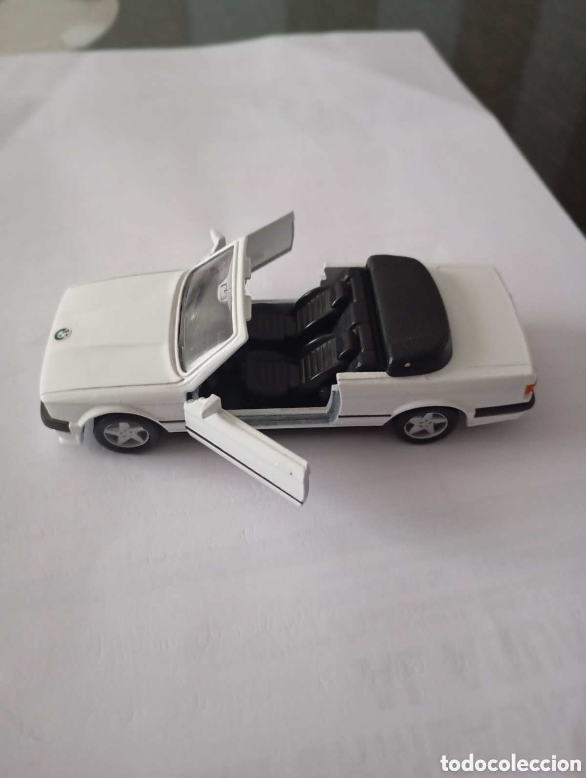 Coches a escala: BMW 335 i Cabrio, de color blanco, metal, escala 1:43