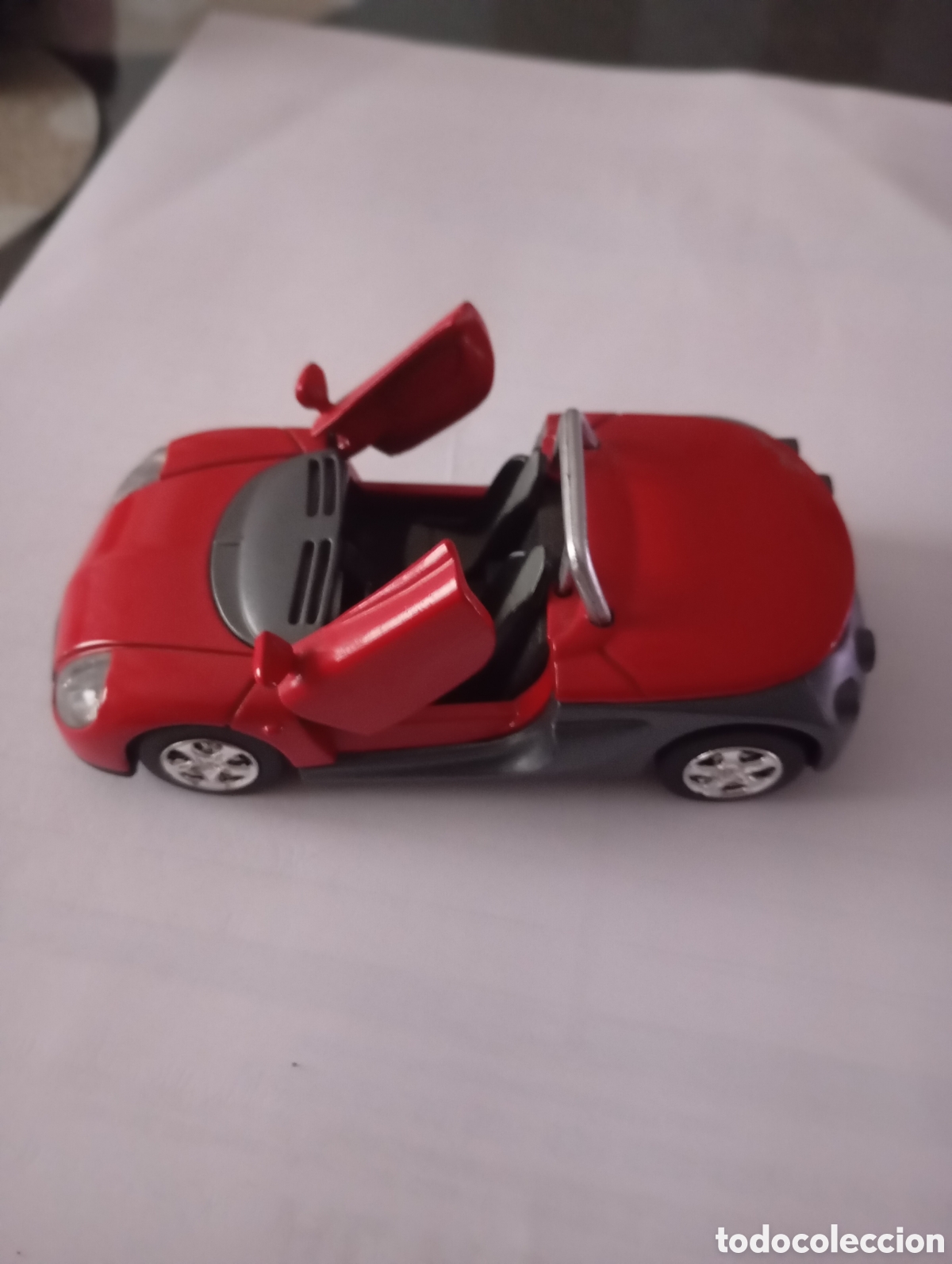 Coches a escala: Renault Sport Spider, con movimiento por fricci&oacute;n, de color rojo, del a&ntilde;o 1999, metal, escala 1:32