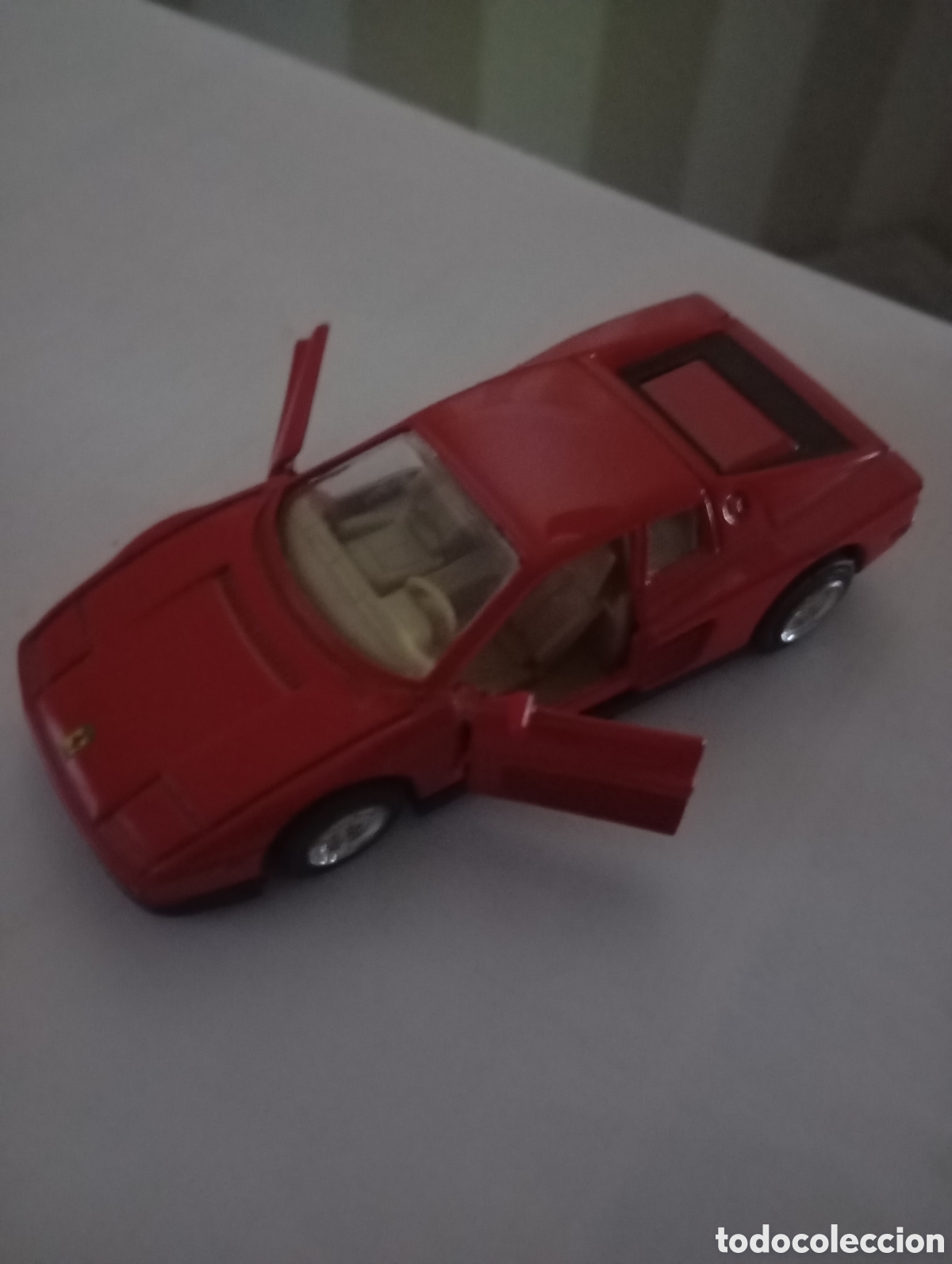 Coches a escala: Ferrari Testarossa, de color rojo, del a&ntilde;o 1988, metal, escala 1:39