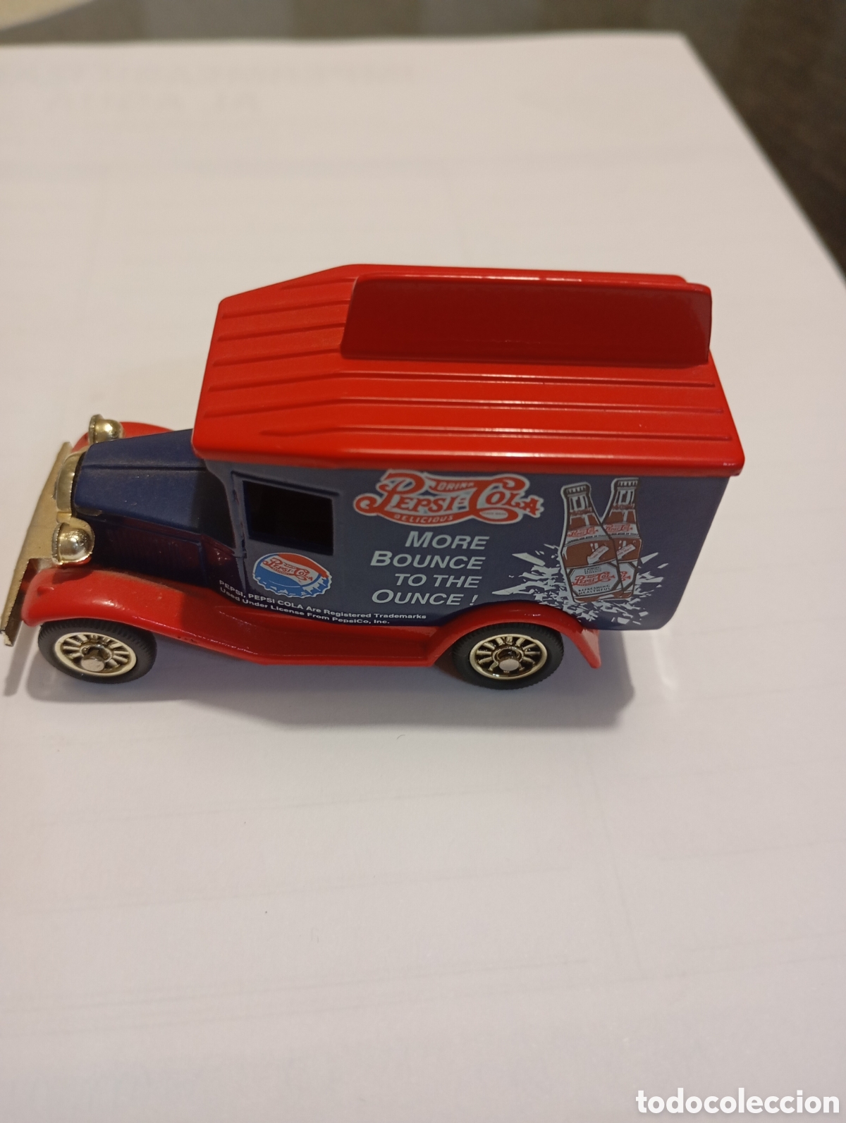 Coches a escala: Cami&oacute;n Golden Wheel Pepsi-Cola, color rojo/azul, metal, escala 1:64